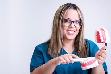 Αφαιρέσατε τα σιδεράκια σας; Tips για το πώς να φροντίσετε τα δόντια σας