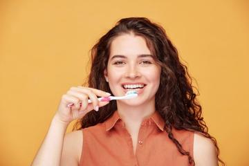 5 + 1 Λόγοι Ευαισθησίας των Δοντιών και Πώς να τους Αποφύγετε