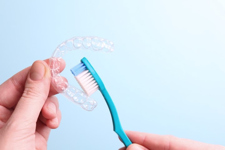 Invisalign: Πως να προσέξετε τους αόρατους νάρθηκες μέσα στην μέρα