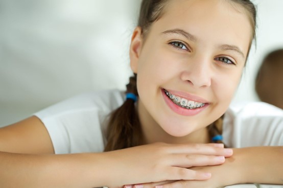 Οδηγός για γονείς: Πώς να πείσετε το παιδί σας να φορέσει σιδεράκια