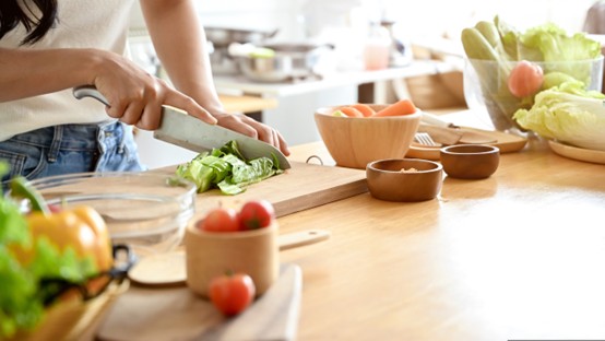 Πώς η Διατροφή Επηρεάζει τα Ούλα και τα Δόντια σας: Συμβουλές για Ένα Υγιές Χαμόγελο