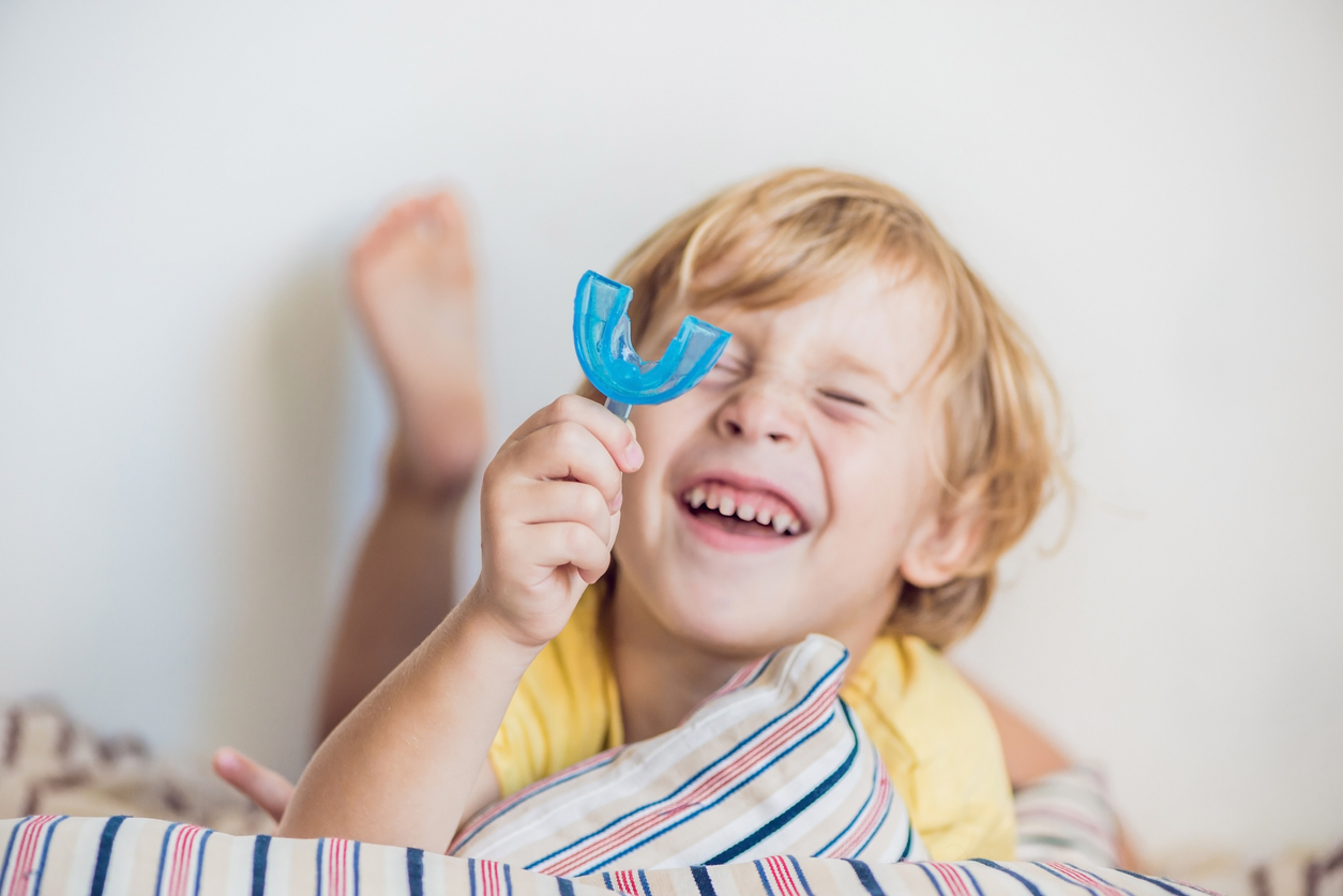 Σιδεράκια ή Διαφανείς Νάρθηκες (Invisalign) -Τι να Επιλέξω για το Παιδί Μου;